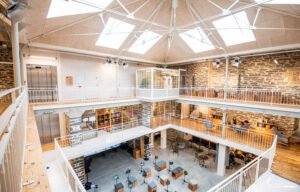 Intérieur d'une bibliothèque contemporaine lumineuse avec structure en bois et passerelles modernes