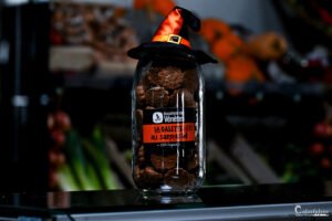 Le bocal thématique avec galettes au sarrasin évoque festivités et gourmandise, tandis que le décor indirect suggère Halloween. Authentique et appétissant, un clin d'œil à la tradition.