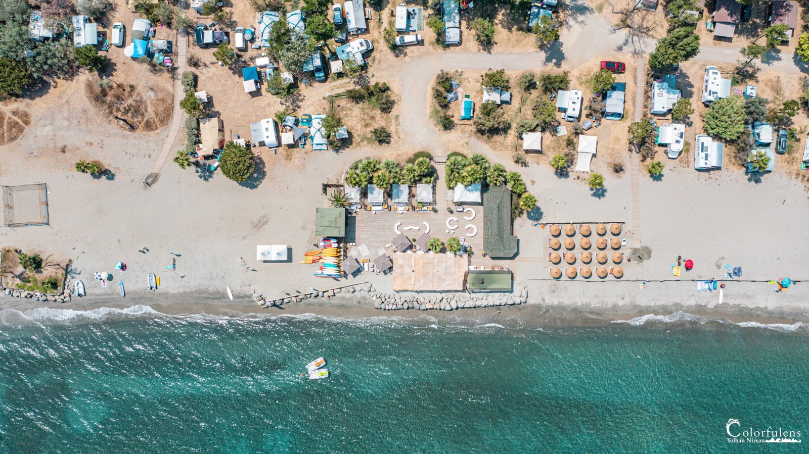 Camping en bord de mer en Corse avec vue sur la Méditerranée, plage de sable fin et équipements de loisirs.