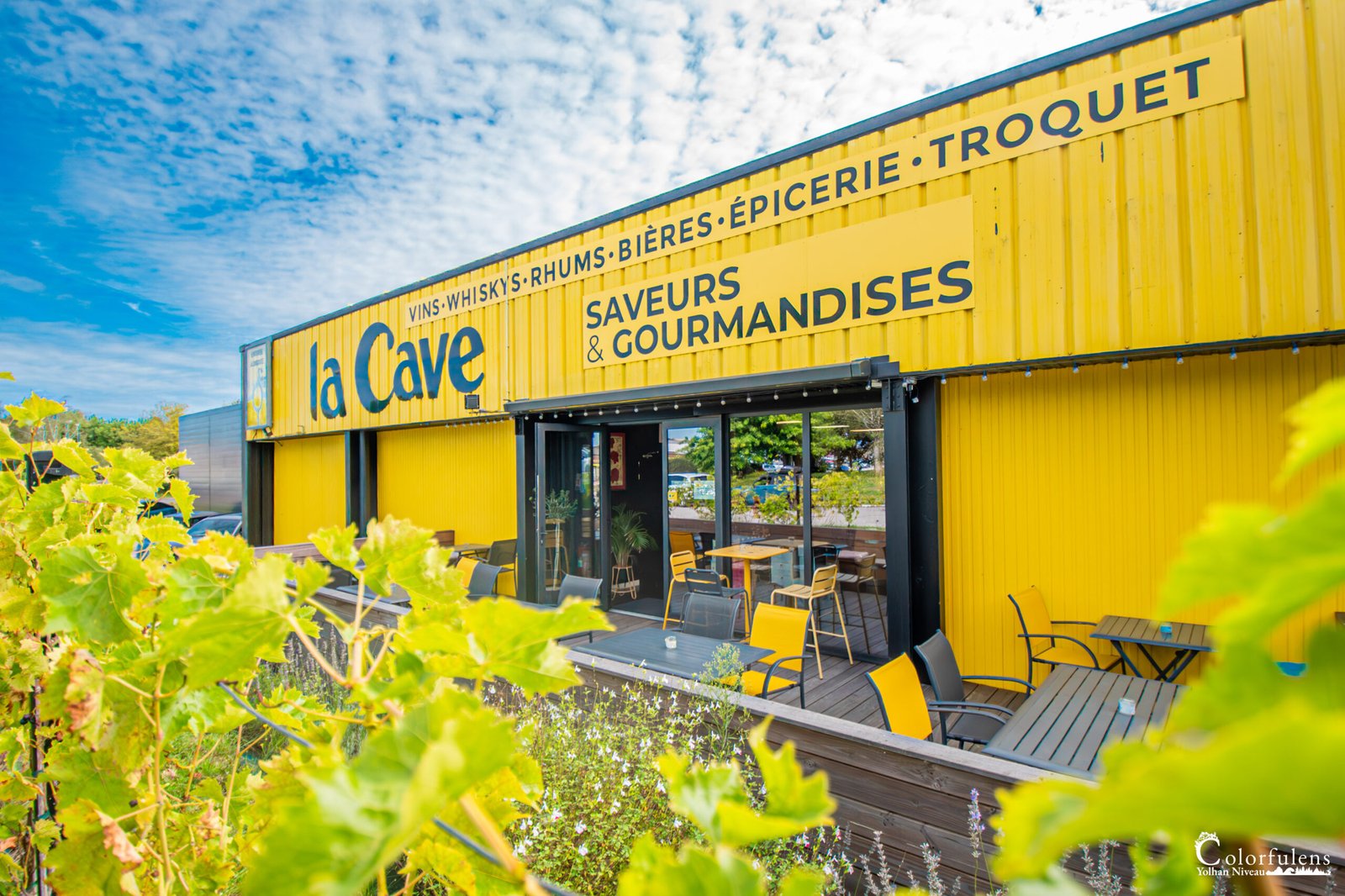 Épicerie fine et cave à vins à Muzillac avec terrasse ensoleillée, mettant en avant des produits de qualité dans une ambiance conviviale.