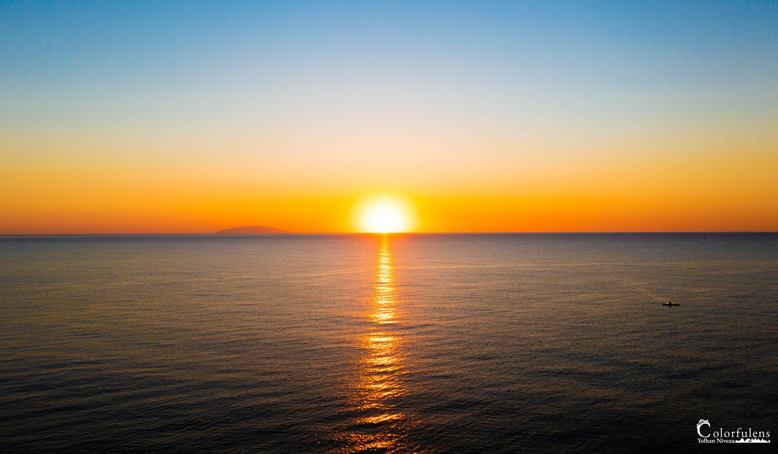 Magnifique coucher de soleil, couleurs chaudes illuminant la mer calme, avec un petit bateau à l'horizon ajoutant une touche de sérénité.