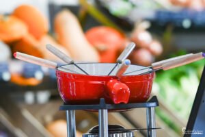 Une fondue savoyarde prête à être dégustée, symbole de convivialité et de tradition culinaire montagnarde, offrant une expérience authentique et gourmande.