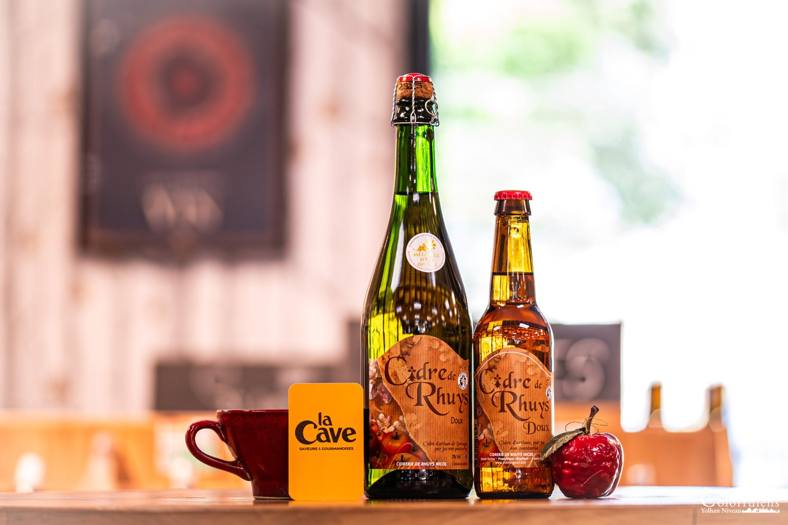 Dégustation de cidre dans une ambiance chaleureuse à La Cave Muzillac avec des bouteilles médaillées d'or en Bretagne