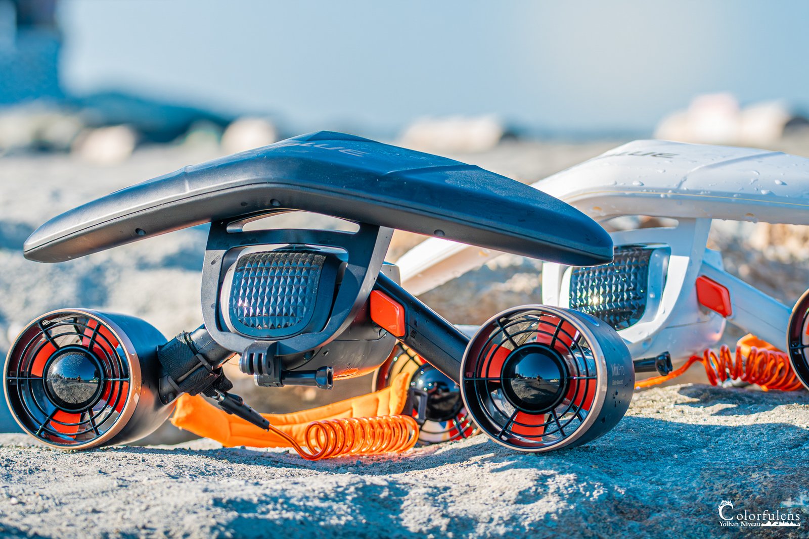 Drone innovant posé sur une plage de sable grossier, prêt pour le prochain vol. Ce contraste entre technologie avancée et décor naturel évoque exploration et innovation.