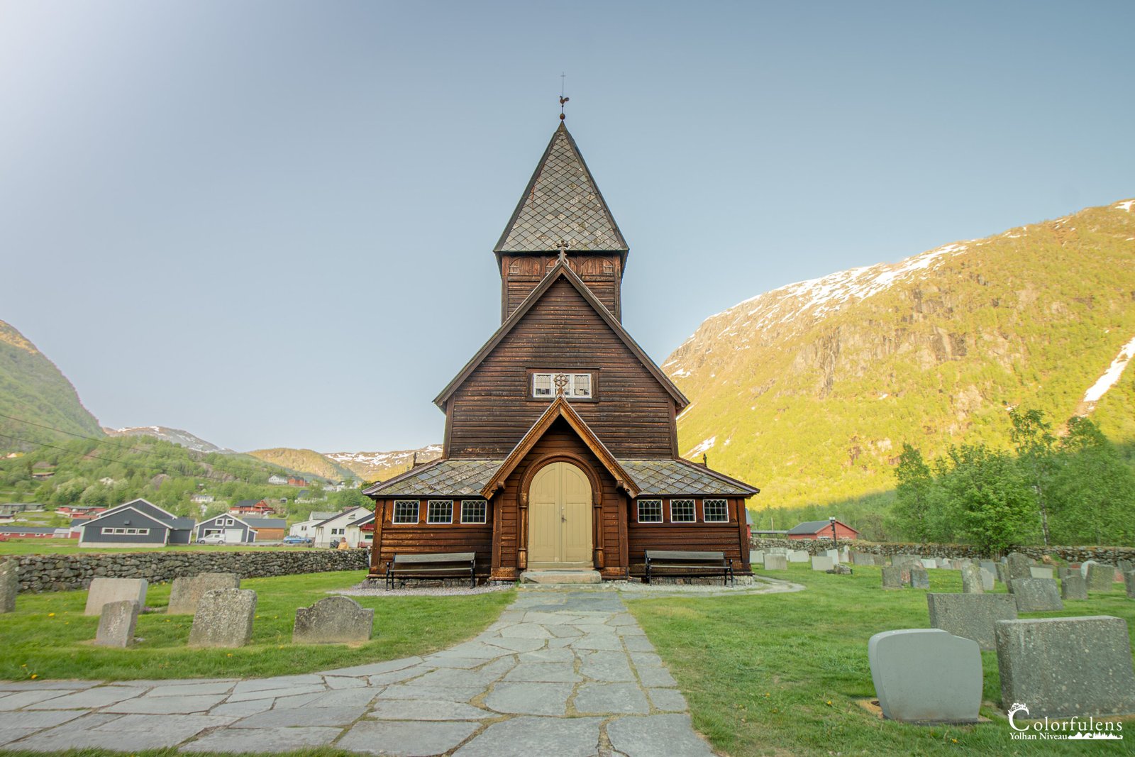 Stavkirk de Røldal nichée parmi les montagnes norvégiennes, illustration parfaite de l'architecture en bois.