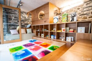 Un espace intérieur lumineux et coloré, parfait pour stimuler la créativité des enfants avec des livres et jeux.