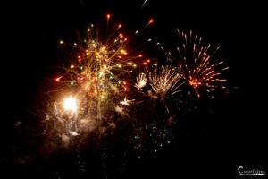 Les feux d'artifice éclatent dans le ciel nocturne, projetant une cascade de couleurs vives et illuminant la nuit lors d'une grande célébration.