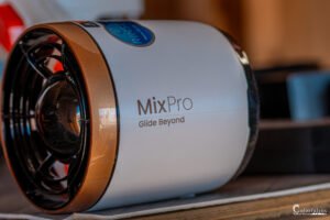 Innovation technologique avec le MixPro, appareil ultra-moderne au design épuré et finition brillante, intégré harmonieusement dans la vie quotidienne.