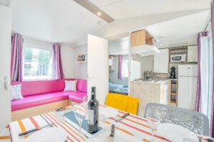 Intérieur moderne et fonctionnel d'un mobile home au camping Merendella, idéal pour une expérience de confort et de détente en vacances.