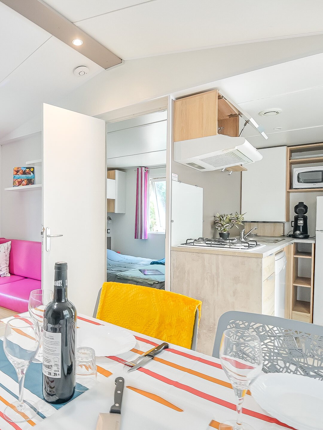 Intérieur moderne et fonctionnel d'un mobile home au camping Merendella, idéal pour une expérience de confort et de détente en vacances.