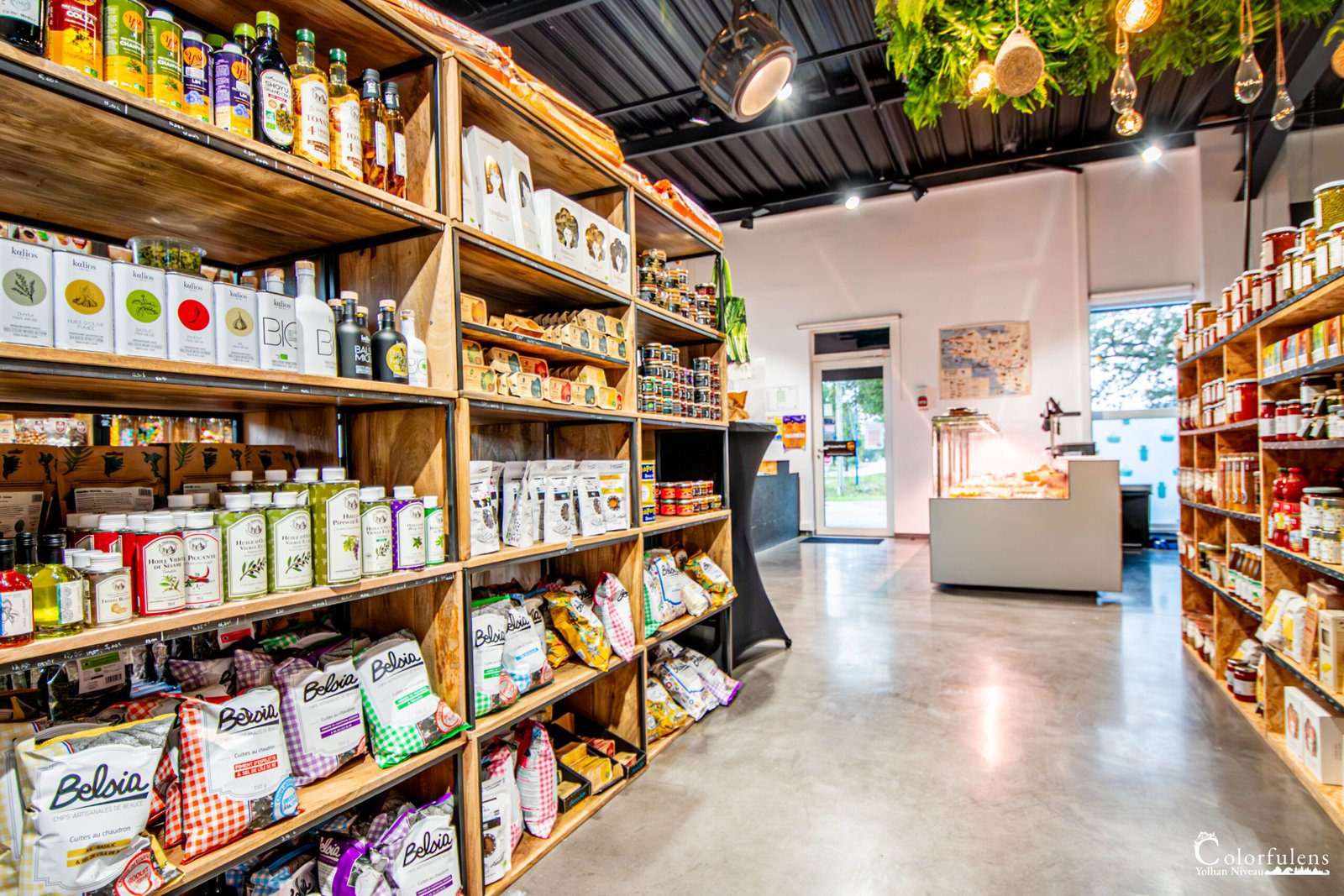 Intérieur d'une épicerie fine avec ambiance accueillante, montrant des produits locaux et biologiques soigneusement sélectionnés, parfait pour représenter le charme et la qualité des boutiques de produits durables.
