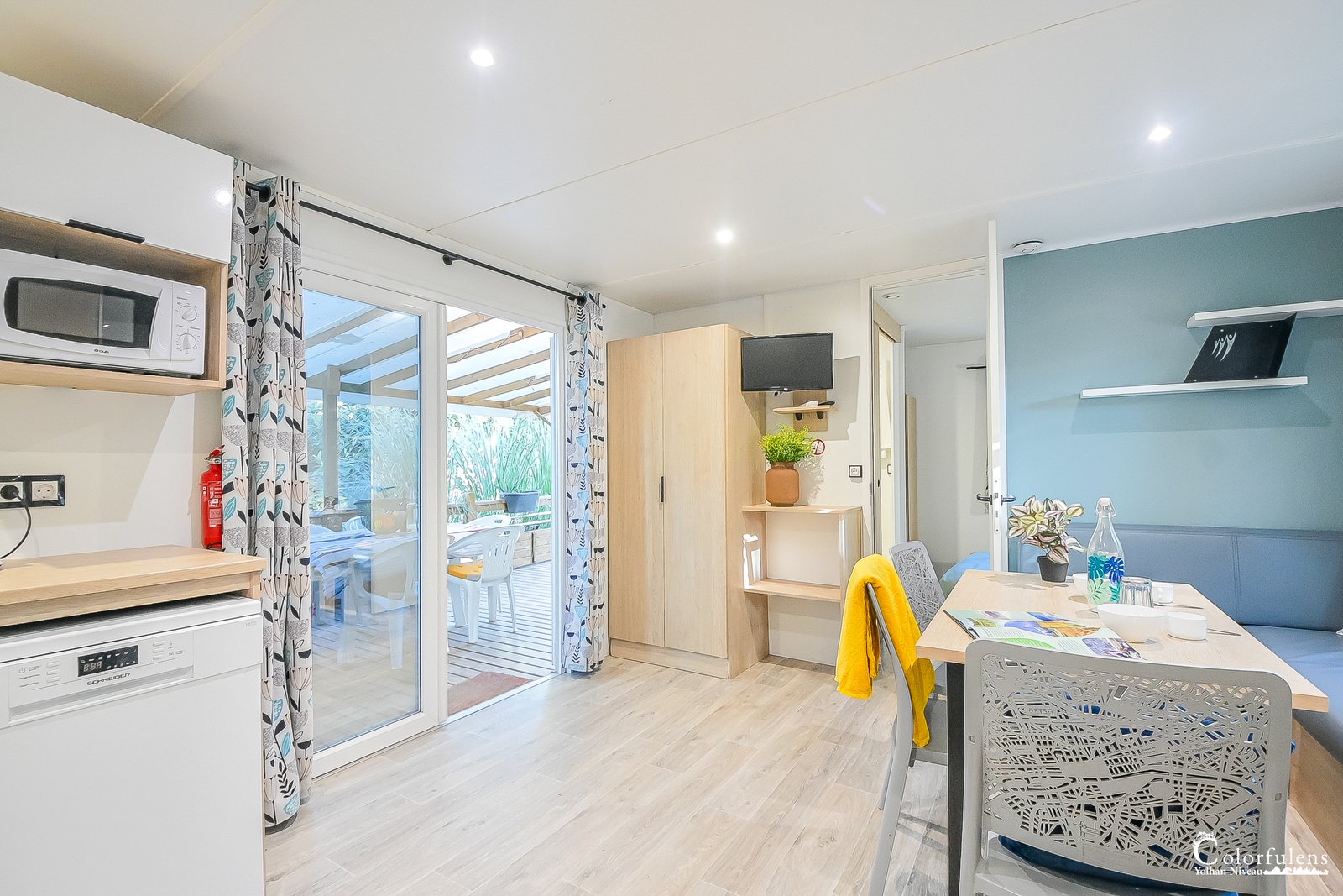 Vue intérieure élégante d'un mobil-home moderne au Camping Merendella en Corse, combinant confort et esthétique avec des éléments contemporains et des commodités pratiques.