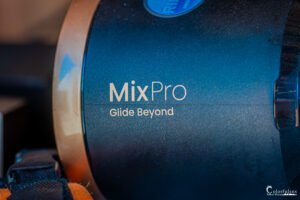 Vue rapprochée du slogan "Glide Beyond" de MixPro sur fond étoilé, symbolisant innovation et qualité