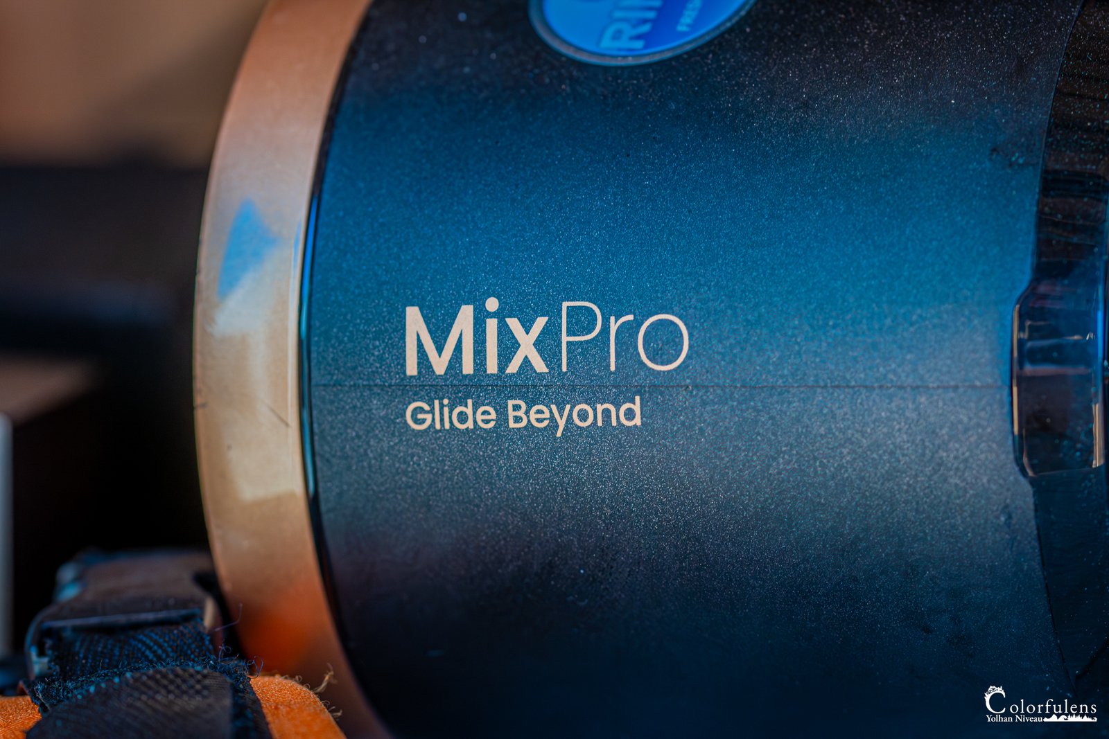 Vue rapprochée du slogan "Glide Beyond" de MixPro sur fond étoilé, symbolisant innovation et qualité