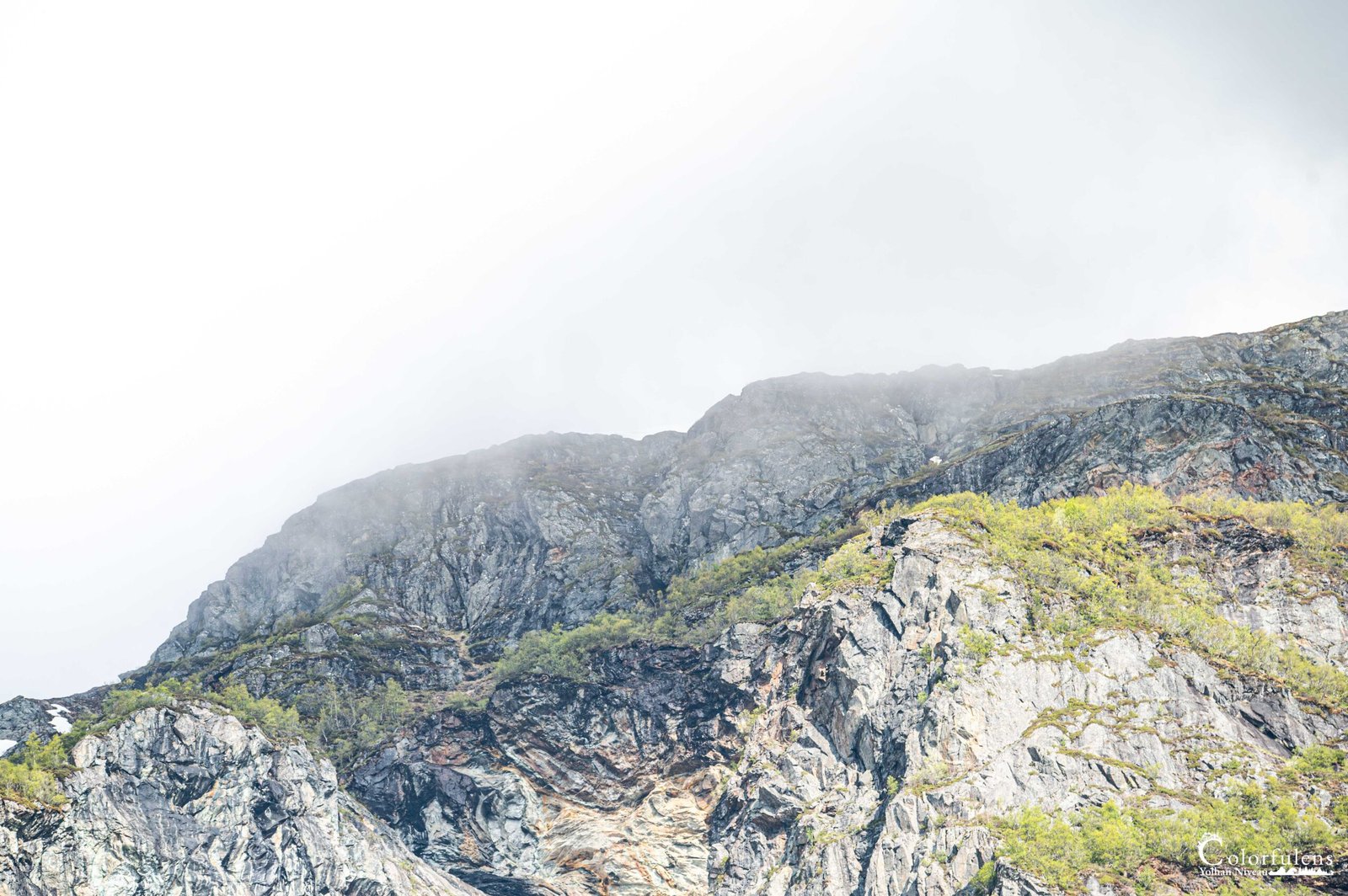 Montagne majestueuse partiellement enveloppée de brume, accentuant son mystère et ses reliefs rocheux.