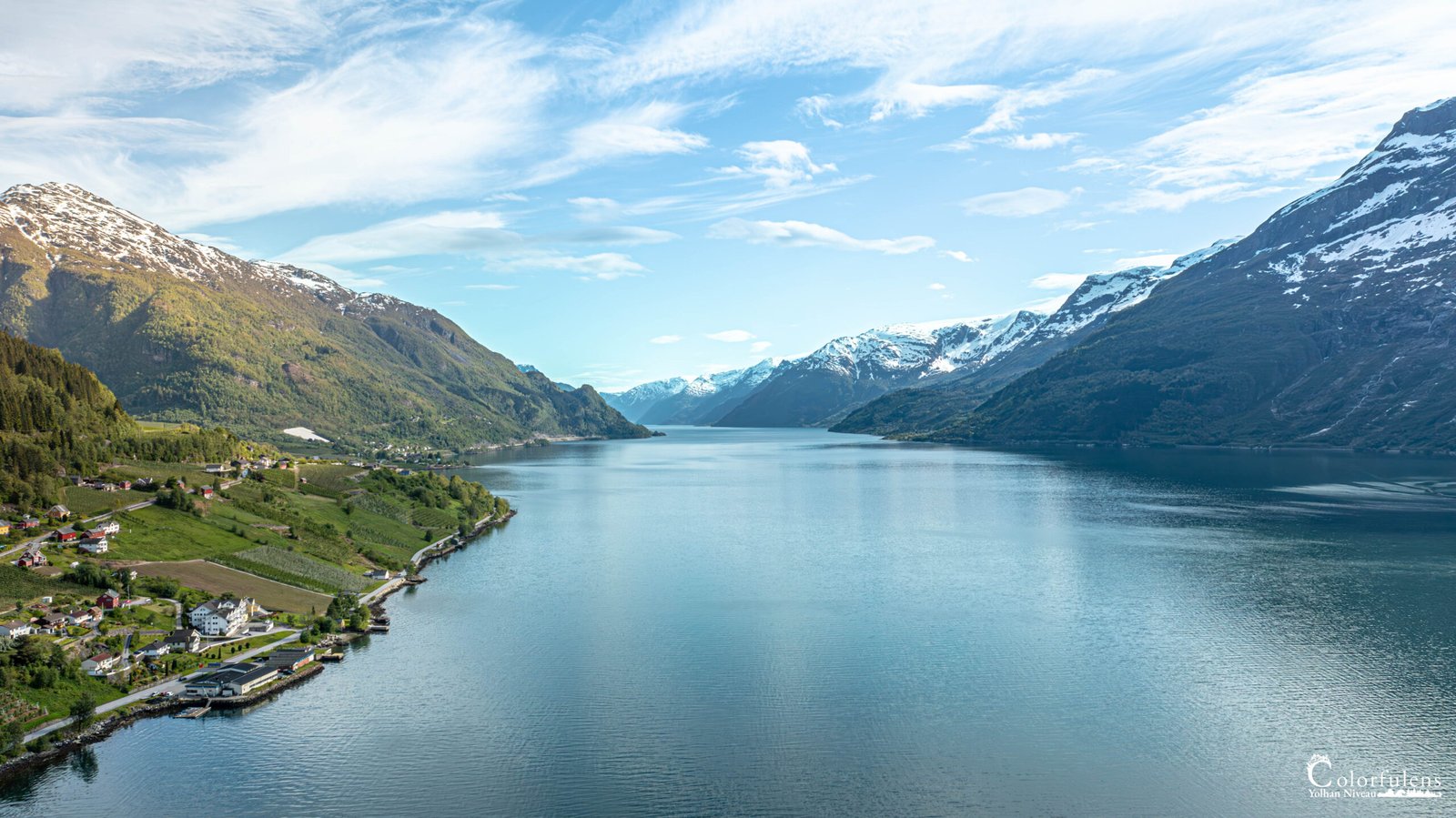 Fjord Hardanger en Norvège avec montagnes enneigées et village pittoresque