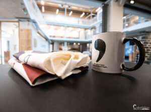 Scène d'une bibliothèque moderne avec une tasse de café design, offrant une atmosphère apaisante propice à la détente et à l'introspection.