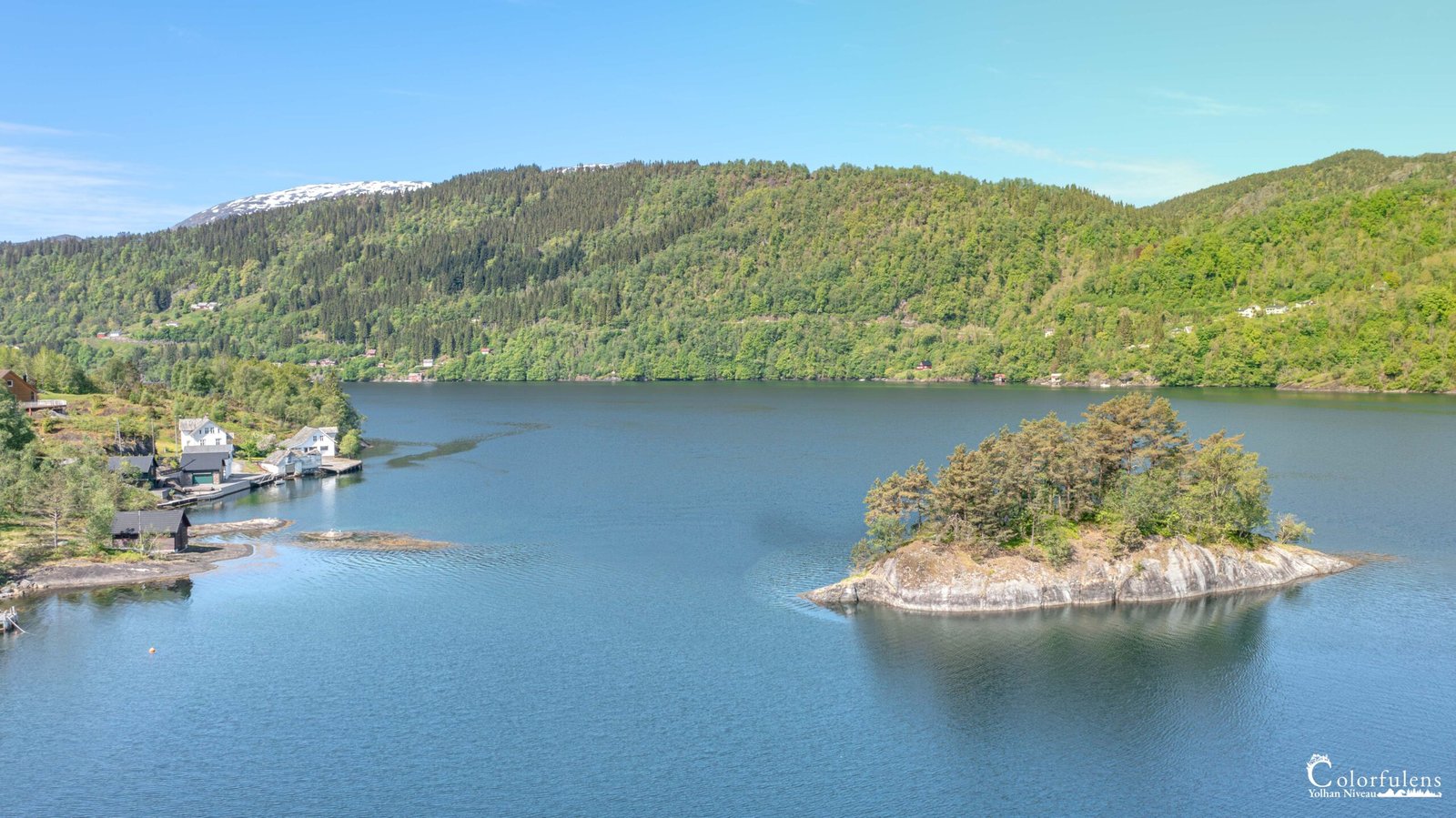 Vue magnifique d'un fjord norvégien avec eaux cristallines et montagnes enneigées