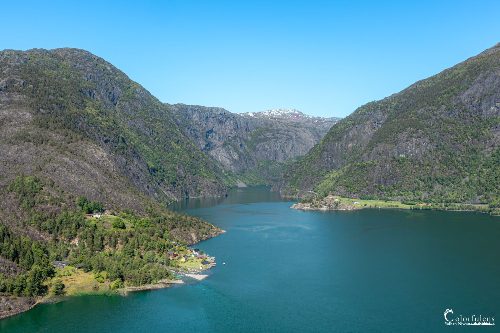 Paysage idyllique d'un fjord norvégien avec des eaux claires et montagnes verdoyantes