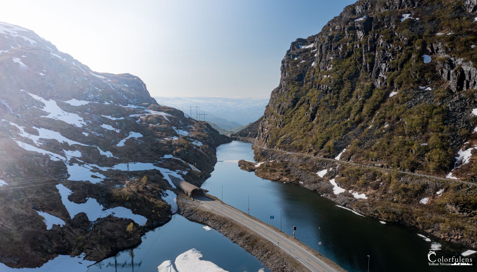 Route sinueuse de Vestland entre montagnes, rivière et tunnel, capturant l'harmonie de la nature et de l'ingénierie