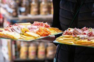 Un délicieux plateau de charcuterie et fromages mettant en valeur la gastronomie française et la convivialité des repas partagés.