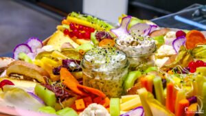 Une présentation dynamique de crudités variées et de tartinades, idéale pour les passionnés de cuisine végétarienne et d'alimentation conviviale.