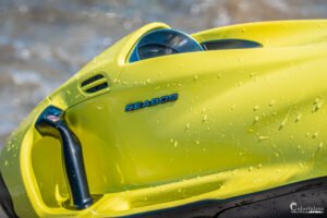 Photographie d'un Seabob jaune éclatant orné de gouttelettes d'eau, évoquant l'aventure sous-marine et la performance aquatique haut de gamme.