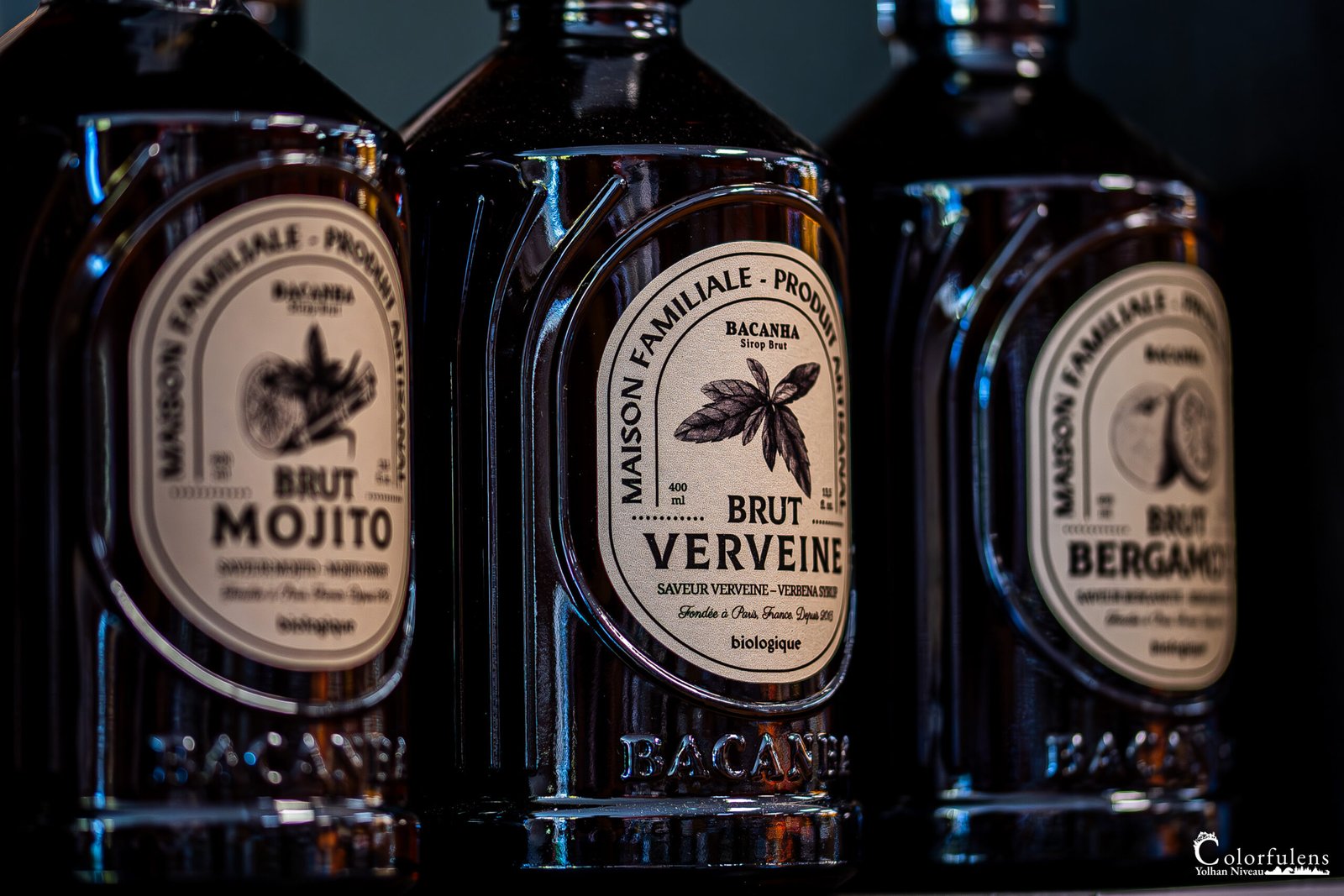 Découvrez des sirops artisanaux français aux étiquettes élégantes dans une ambiance authentique