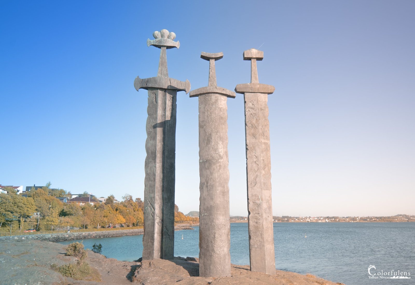 Monument historique de Stavanger avec épées majestueuses sur un ciel dégagé, symbole de la bataille de Hafrsfjord