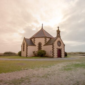 La chapelle Sainte-Anne de Penvins illuminée par une lumière apaisante, dégage une sérénité et une beauté architecturale remarquable.