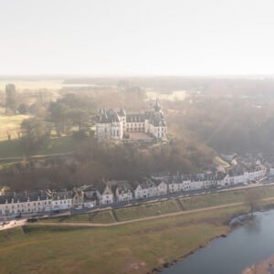 Le Château de Chaumont-sur-Loire se dresse majestueusement à travers une brume matinale, capturant l'élégance et le mystère de la vallée de la Loire, où histoire et nature se rencontrent harmonieusement.
