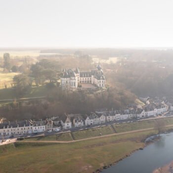 Le Château de Chaumont-sur-Loire se dresse majestueusement à travers une brume matinale, capturant l'élégance et le mystère de la vallée de la Loire, où histoire et nature se rencontrent harmonieusement.