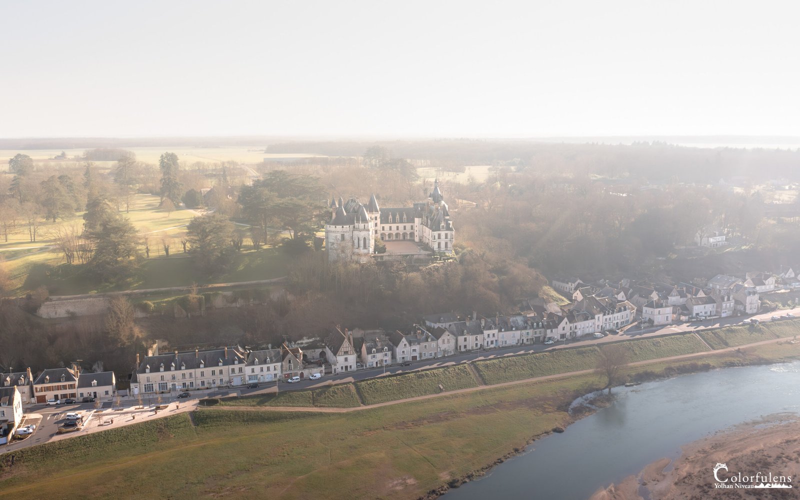 Le Château de Chaumont-sur-Loire se dresse majestueusement à travers une brume matinale, capturant l'élégance et le mystère de la vallée de la Loire, où histoire et nature se rencontrent harmonieusement.