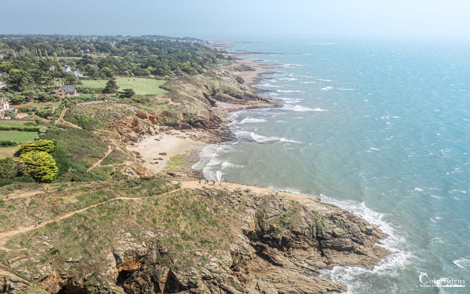 Vue aérienne de la Côte Sauvage de la presqu'île de Rhuys en Bretagne, où les falaises majestueuses rencontrent l'océan Atlantique dans un cadre naturel préservé.