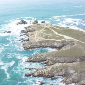 Vue aérienne époustouflante de la Côte Sauvage de Quiberon, Bretagne, montrant la rencontre spectaculaire entre la mer et les rochers résilients.