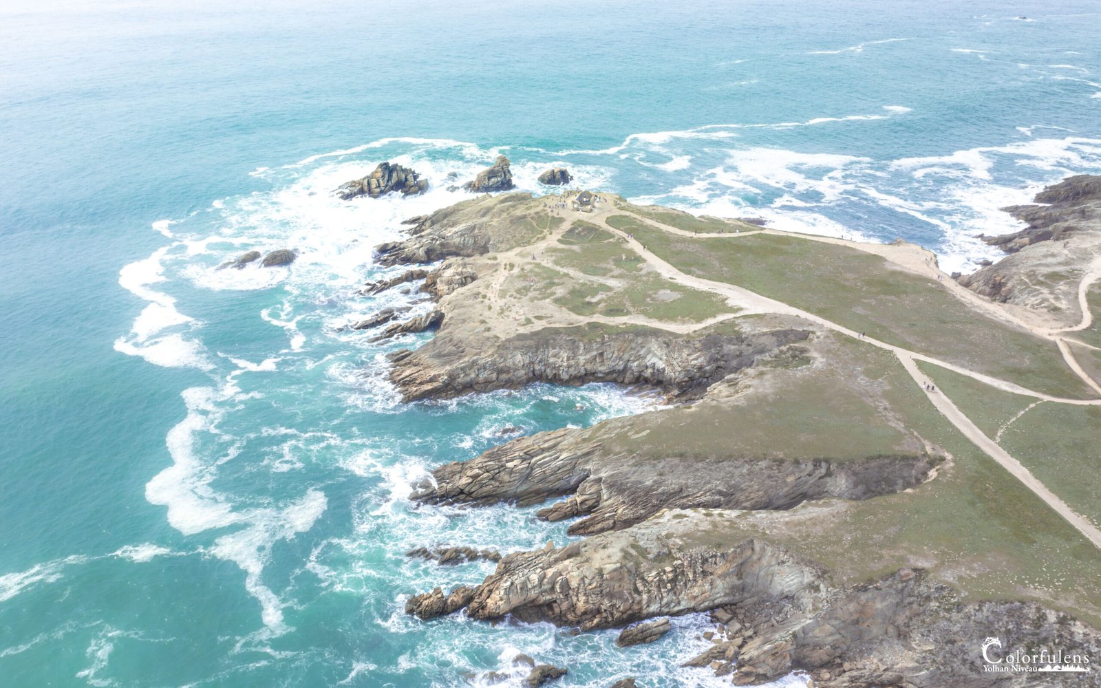 Vue aérienne époustouflante de la Côte Sauvage de Quiberon, Bretagne, montrant la rencontre spectaculaire entre la mer et les rochers résilients.