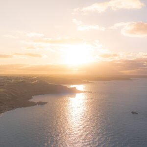 Magnifique coucher de soleil en Bretagne avec mer et ciel doré captivants.