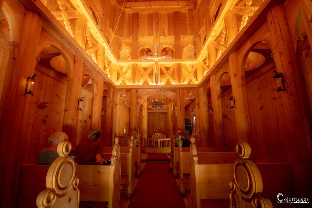 Intérieur en bois d'une stavkirke à Bergen reflétant l'artisanat norvégien et traditions spirituelles