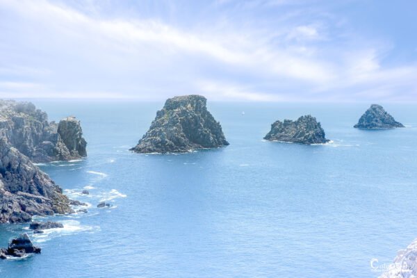 Vue imprenable sur les Tas de Pois, formations rocheuses emblématiques de la côte bretonne.