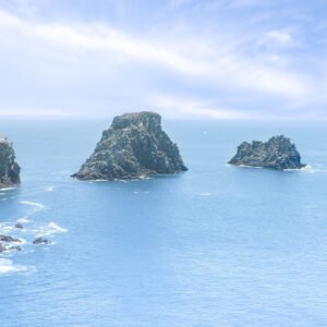 Vue imprenable sur les Tas de Pois, formations rocheuses emblématiques de la côte bretonne.