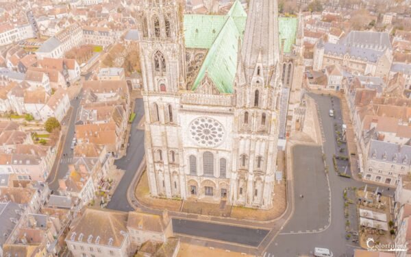 Vue aérienne saisissante de la Cathédrale de Chartres, mettant en lumière l'architecture gothique et le charme de l'ancien avec les toits et la structure historique.