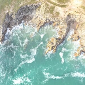 Vue aérienne de la côte rocheuse de Quiberon avec eaux turquoises et contrastes captivants