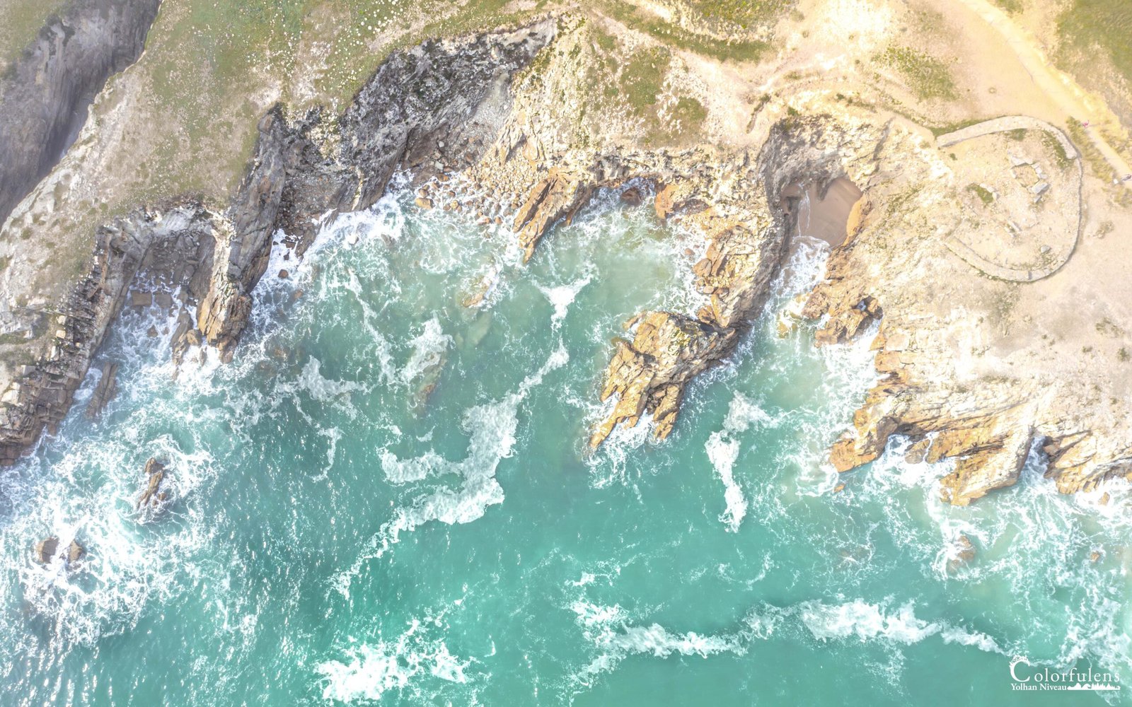 Vue aérienne de la côte rocheuse de Quiberon avec eaux turquoises et contrastes captivants