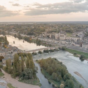 Vue aérienne du château d'Amboise en automne, soulignant la richesse historique et la beauté sereine du Val de Loire.