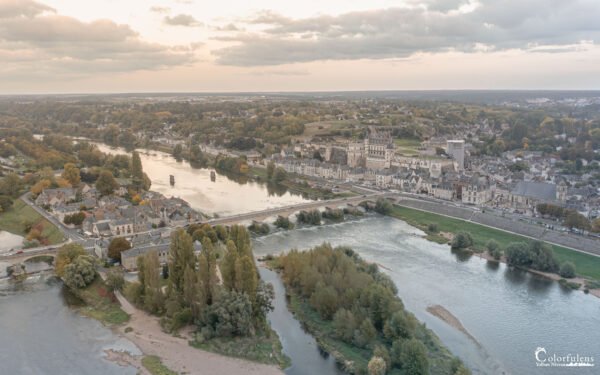 Vue aérienne du château d'Amboise en automne, soulignant la richesse historique et la beauté sereine du Val de Loire.