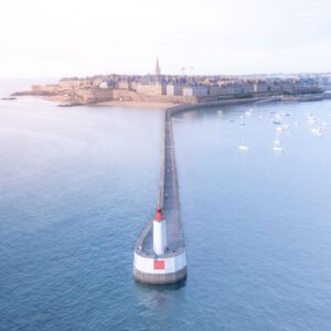 Vue aérienne de Saint-Malo avec son phare, ses voiliers et remparts baignés par les eaux calmes de la Manche