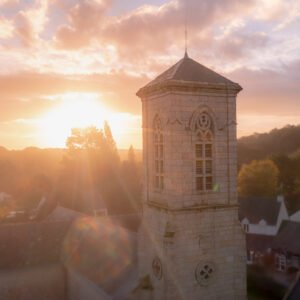 Village breton traditionnel photographié par drone en automne — tirage Yolhan Niveau